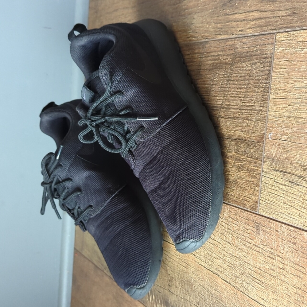 Women's Nike Roshe triple black Size 9.5